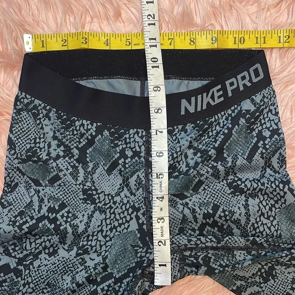 Nike Pro Gray & Black Snakeskin‎ Cropped Leggings Size Small